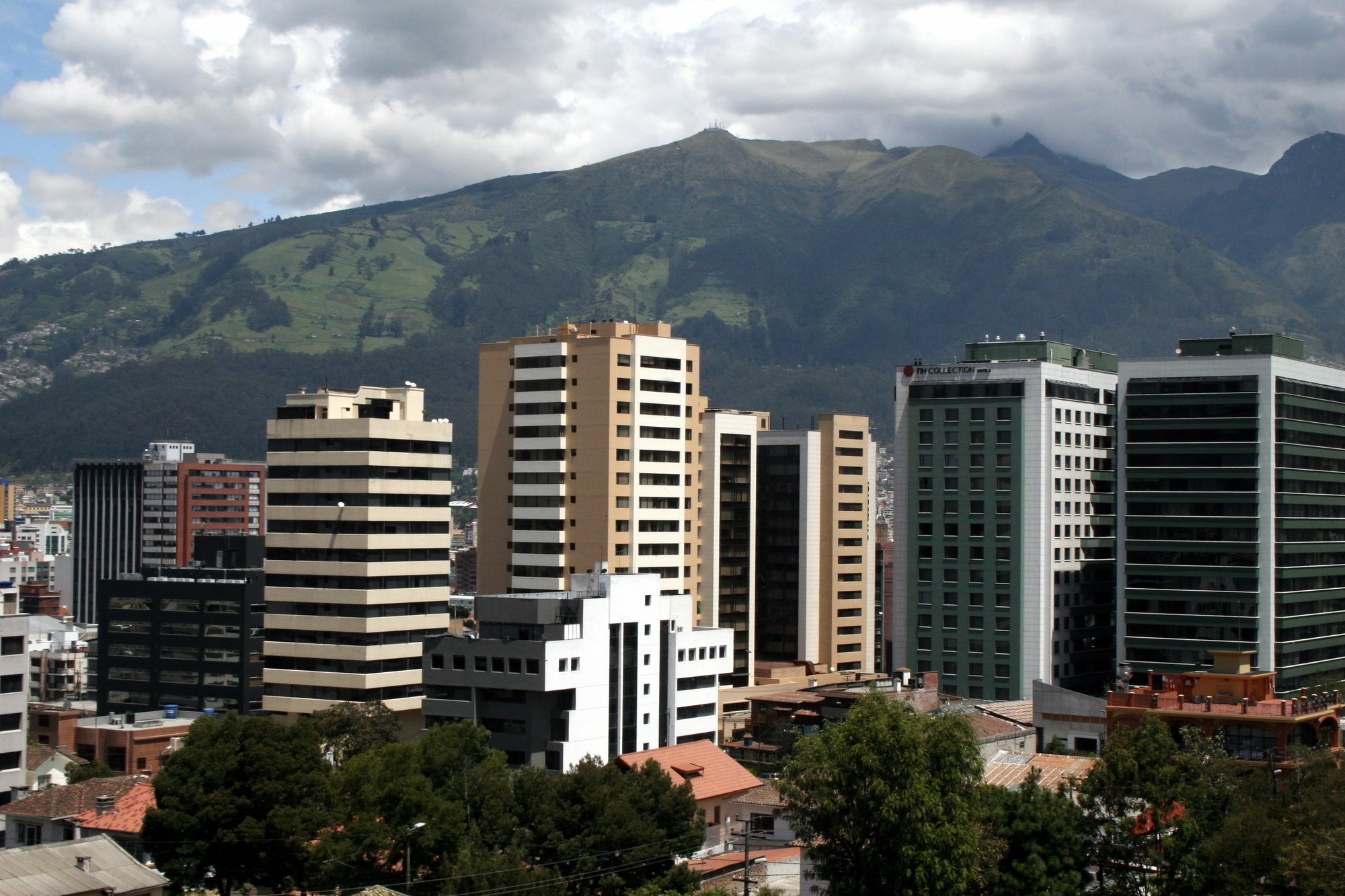 Hostal De La Mancha Hotel Quito Exterior photo