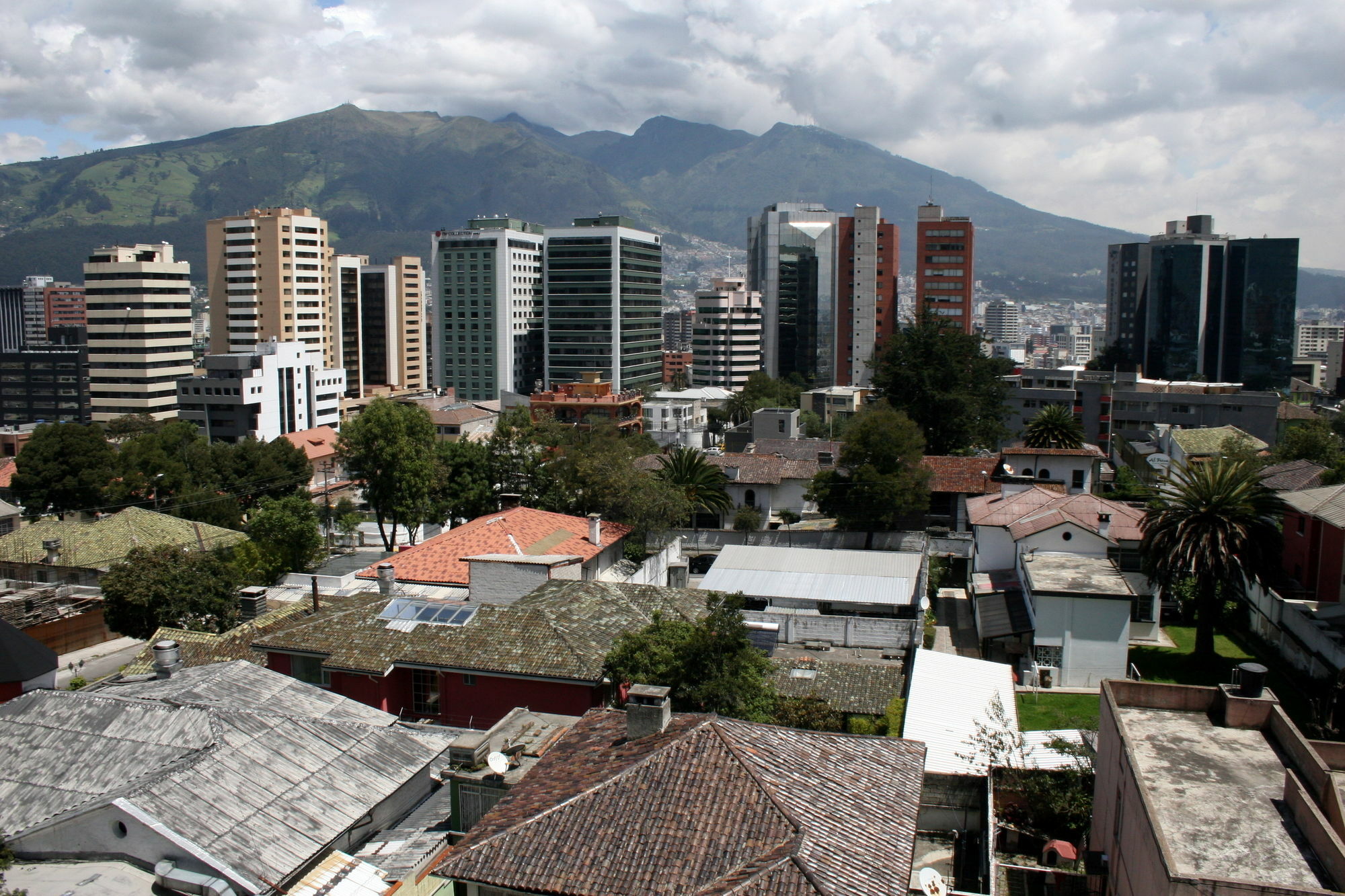 Hostal De La Mancha Hotel Quito Exterior photo